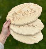 Plaque d’écurie en bois de pin – nom gravé & dessin cheval